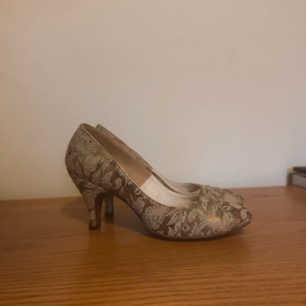 Vintage 1960s Elegant Floral Tapestry Brocade Kitten Heels